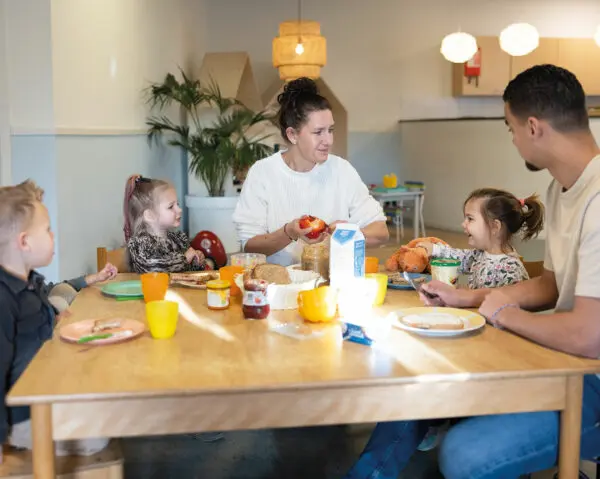 Samen aan tafel eten met gezonde producten - Kinderopvang Wageningen