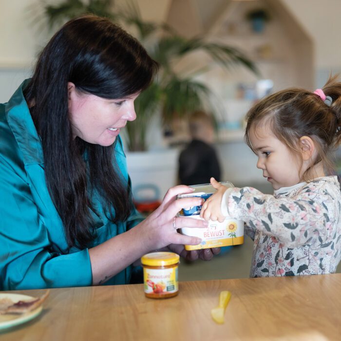 Peuter samen de tafel dekken - Kinderopvang Wageningen